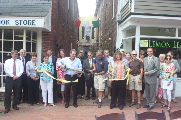 JR and Mayor Cerino cut the ribbon to officially open Limone Foglia Pizzaria.